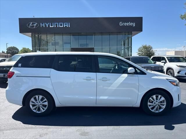 2017 Kia Sedona LX — photo 1 of 7