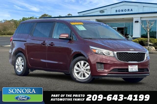 2017 Kia Sedona LX — photo 1 of 13
