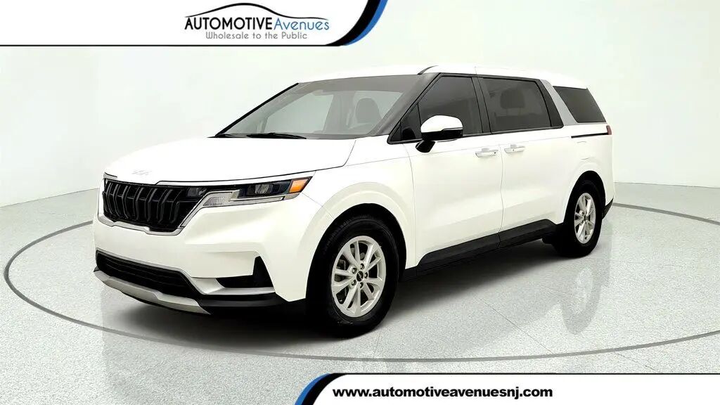 2024 Kia Carnival LX — photo 1 of 13
