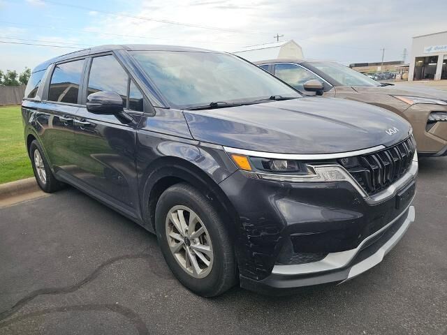 2024 Kia Carnival LX — photo 1 of 13