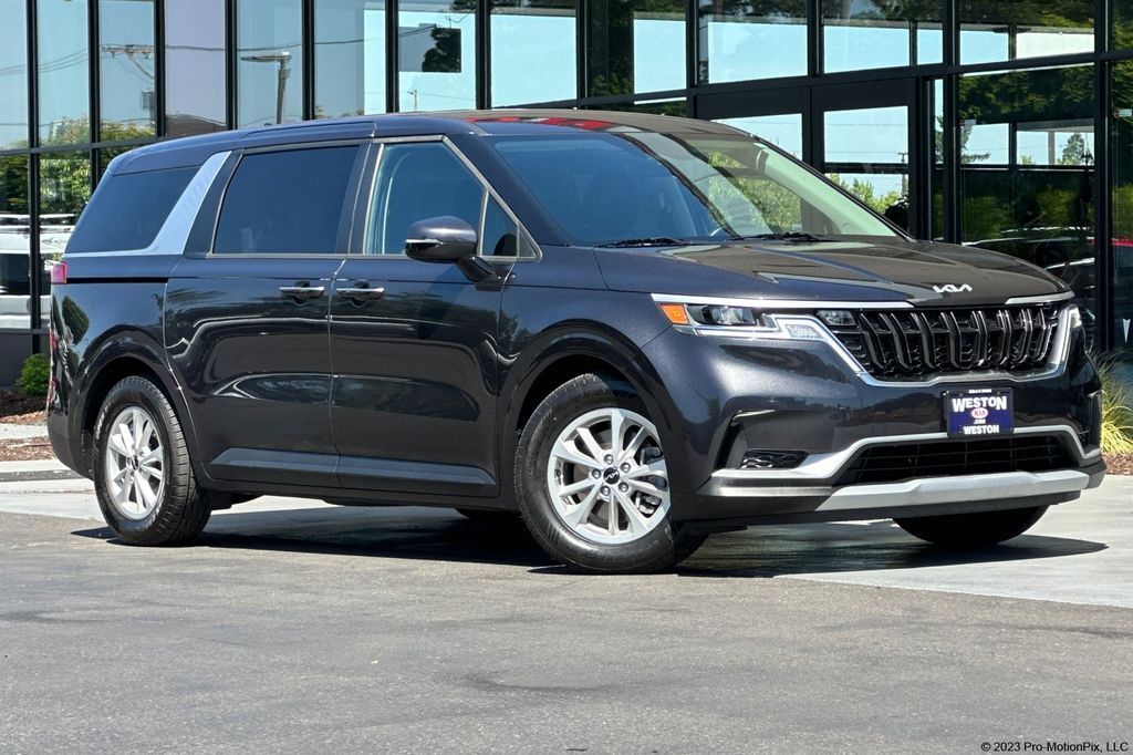 2022 Kia Carnival LXS — photo 1 of 13