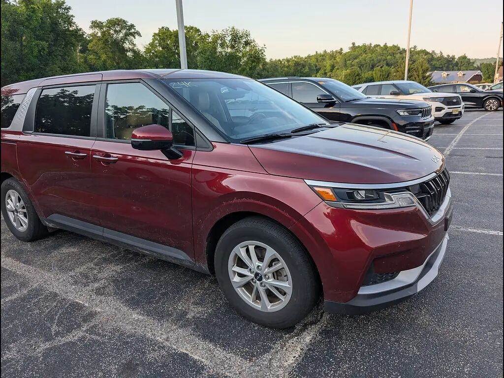2024 Kia Carnival LX — photo 1 of 14