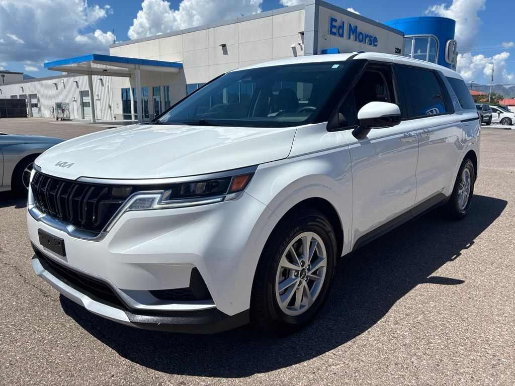 2022 Kia Carnival LX — photo 1 of 13
