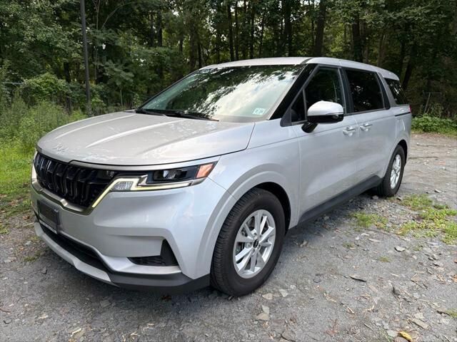 2023 Kia Carnival LX — photo 1 of 30