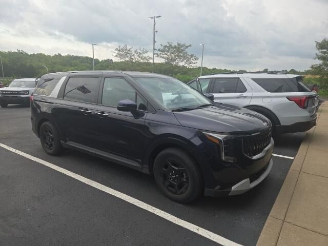 2025 Kia Carnival LXS — photo 1 of 39