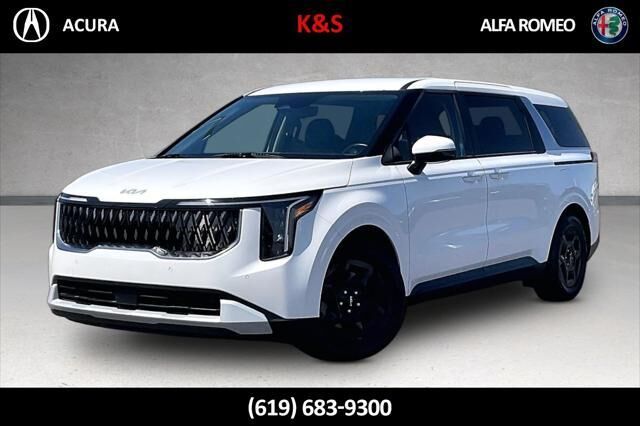 2025 Kia Carnival LXS — photo 1 of 13