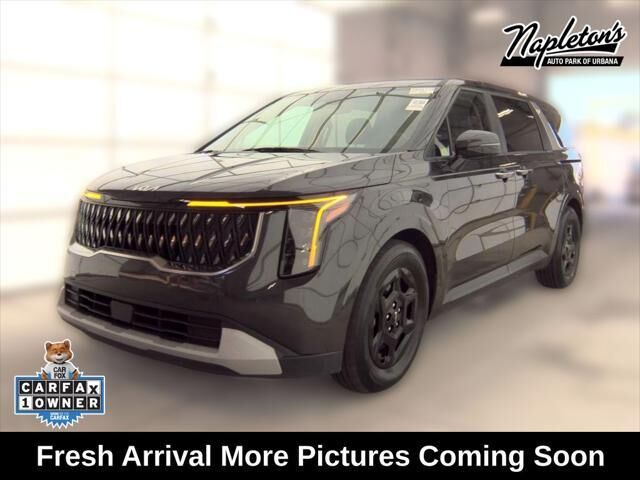 2025 Kia Carnival LXS — photo 1 of 8