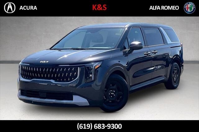 2025 Kia Carnival LXS — photo 1 of 8