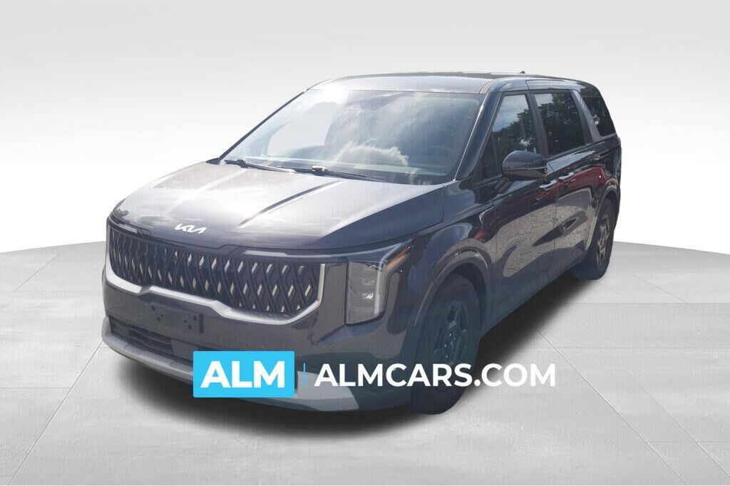 2025 Kia Carnival LXS — photo 1 of 13