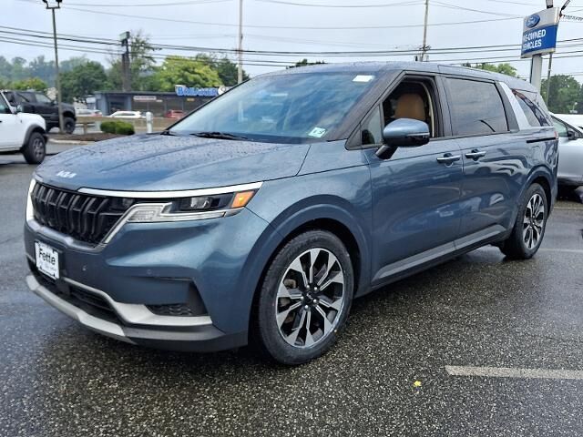 2024 Kia Carnival EX — photo 1 of 13
