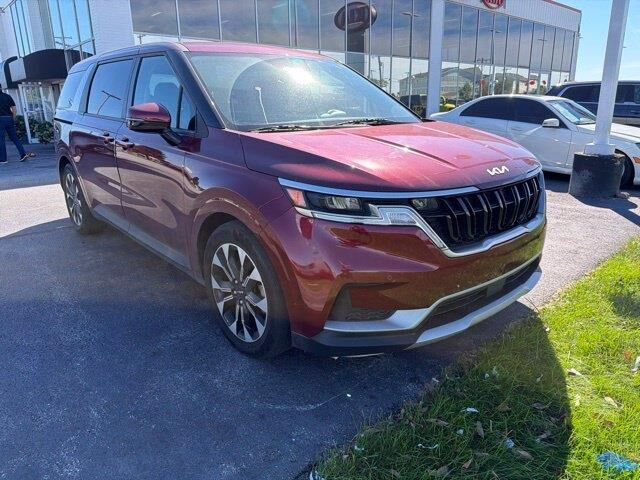 2024 Kia Carnival EX — photo 1 of 9