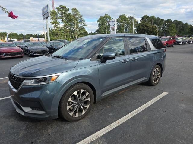 2022 Kia Carnival EX — photo 1 of 6