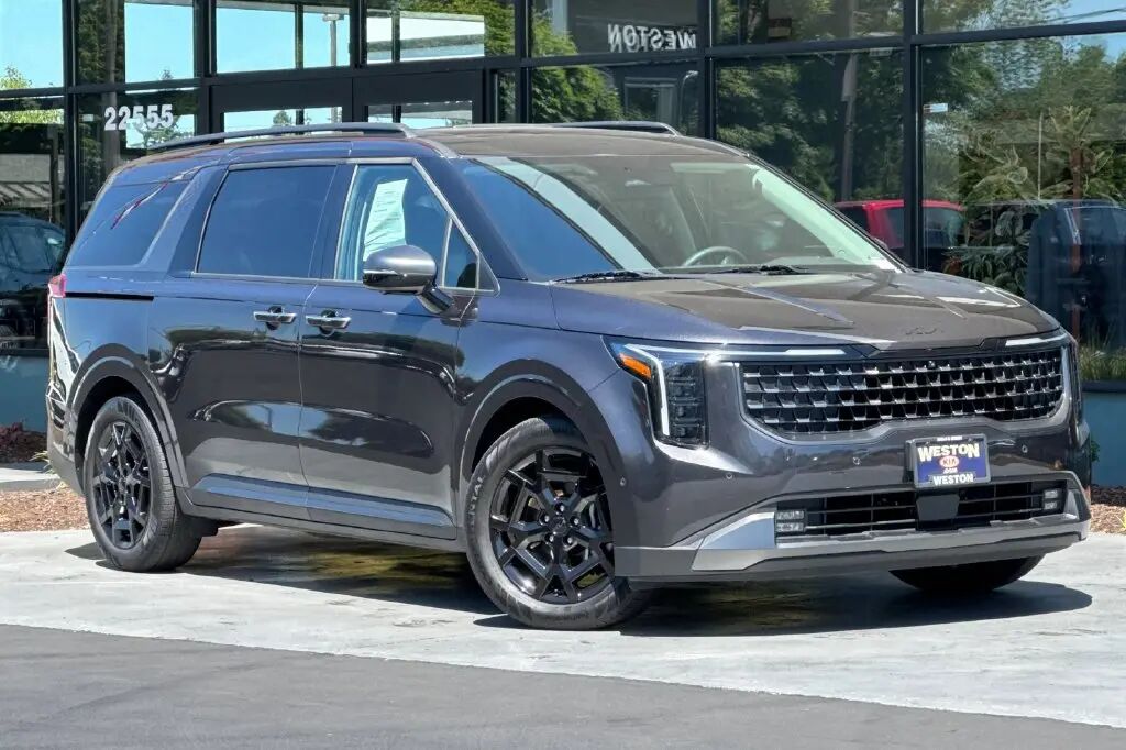 2025 Kia Carnival SX Prestige — photo 1 of 13