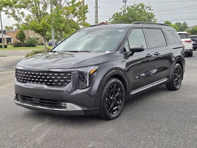 2025 Kia Carnival SX — photo 1 of 13