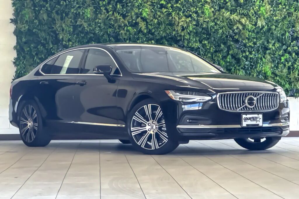 2023 Volvo S90 B6 Plus — photo 1 of 12