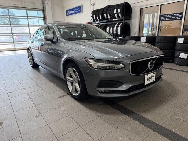 2018 Volvo S90 T5 Momentum — photo 1 of 13