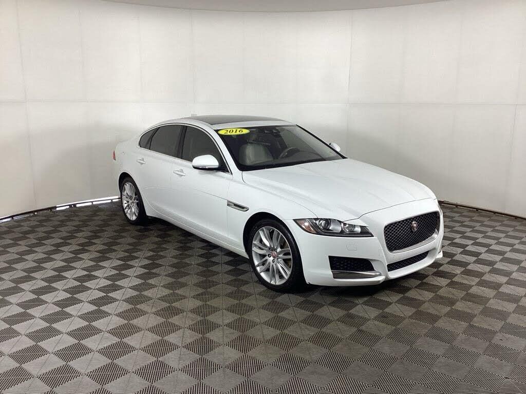 2016 Jaguar XF 35t Prestige — photo 1 of 3
