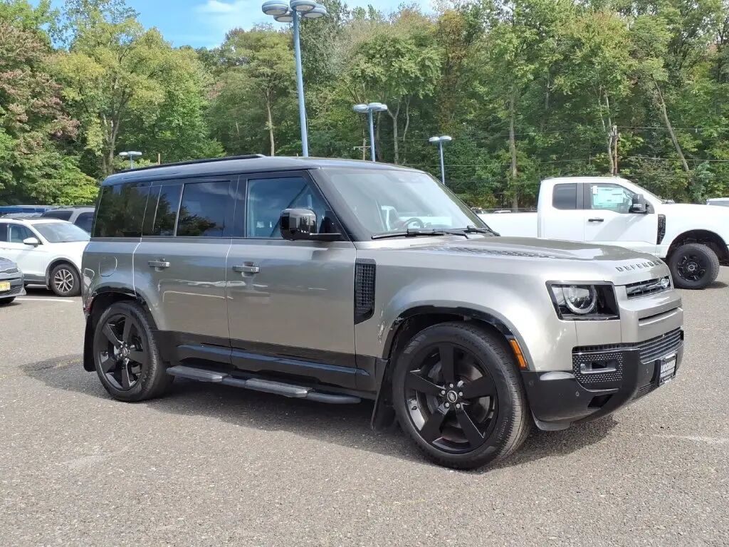 2025 Land Rover Defender 110 P400 X-Dynamic SE — photo 1 of 13