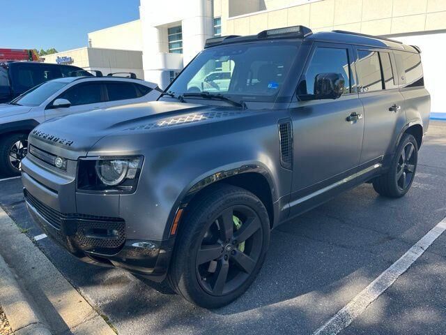 2024 Land Rover Defender 130 P400 X-Dynamic SE — photo 1 of 39