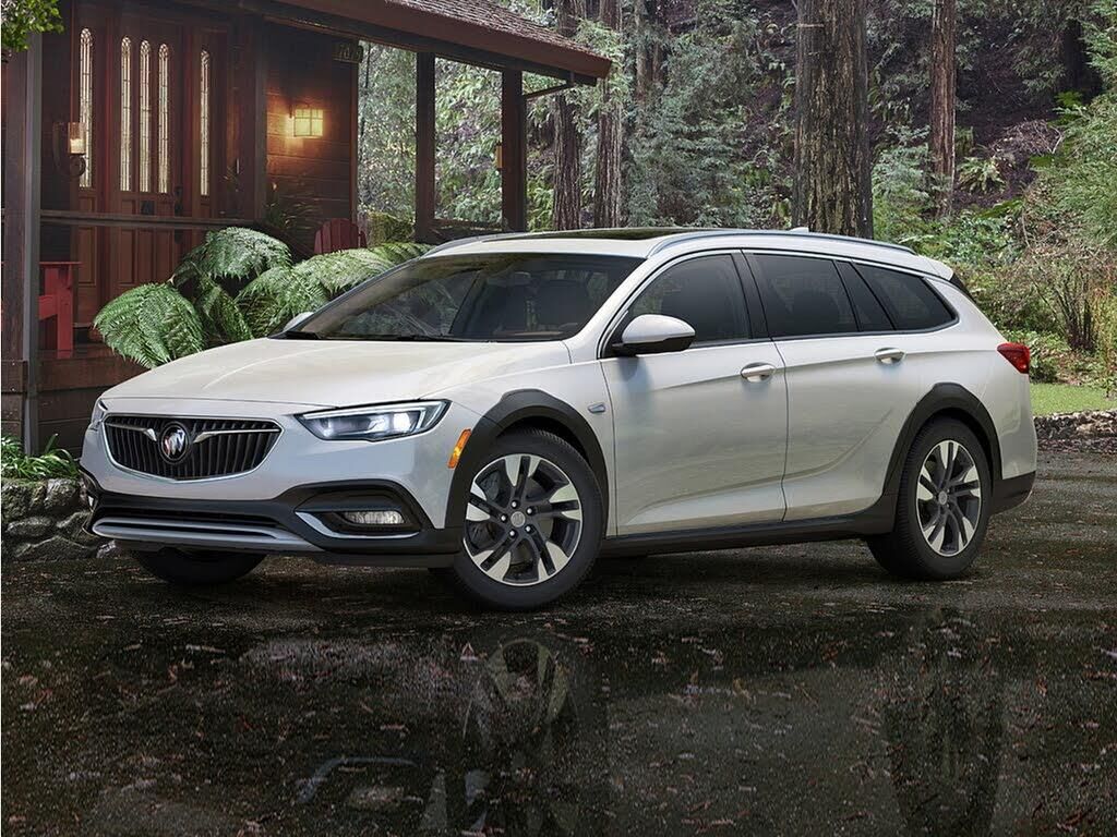 2018 Buick Regal TourX Essence — photo 1 of 1