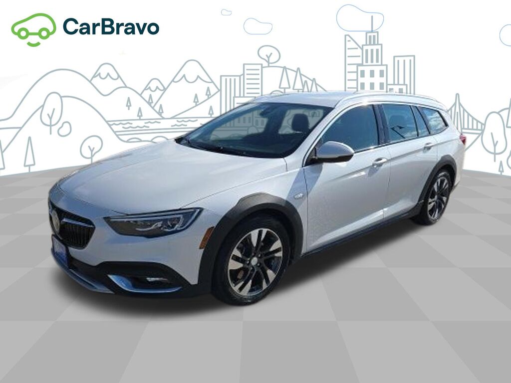 2018 Buick Regal TourX Essence — photo 1 of 6