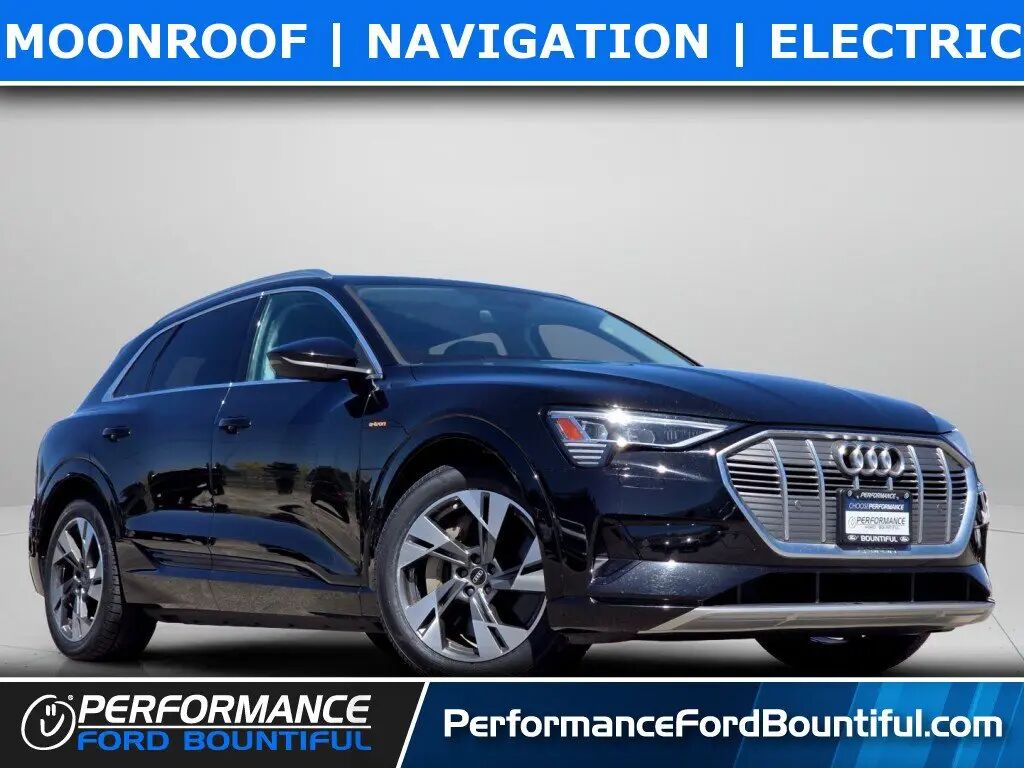 2022 Audi e-tron quattro Premium — photo 1 of 25