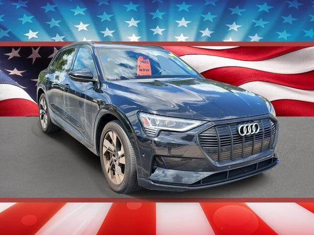 2022 Audi e-tron quattro Premium — photo 1 of 6