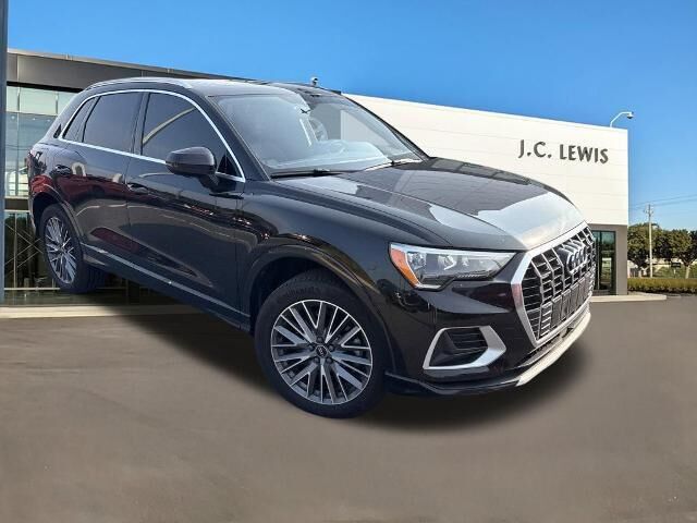 2022 Audi Q3 quattro Premium 40 TFSI — photo 1 of 39