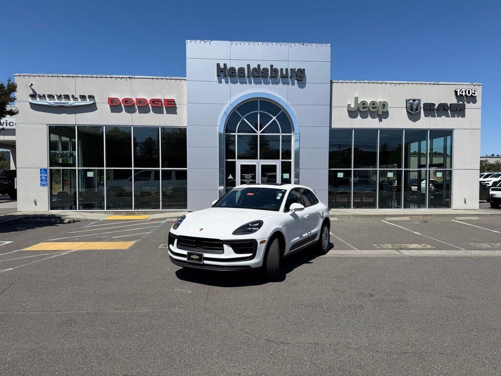 2024 Porsche Macan Base — photo 1 of 26