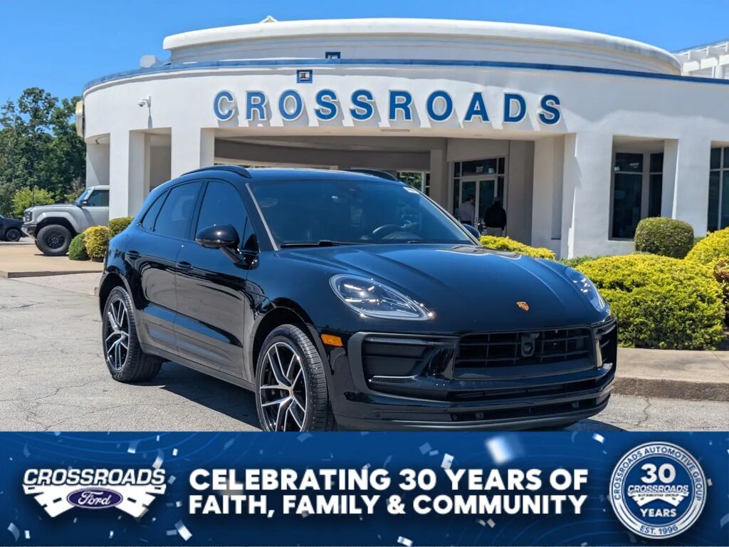 2023 Porsche Macan Base — photo 1 of 14