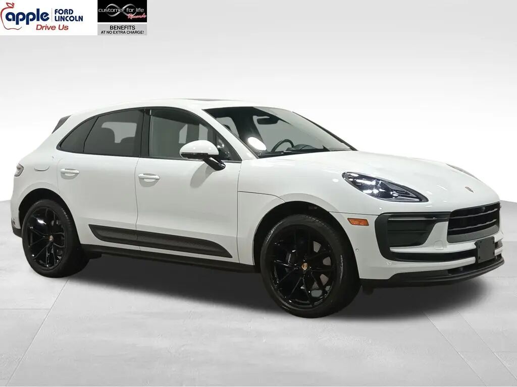 2022 Porsche Macan Base — photo 1 of 50