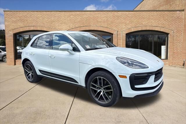 2025 Porsche Macan Base — photo 1 of 19
