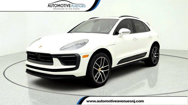 2024 Porsche Macan Base w/ Premium Plus Pkg, Air Suspension &amp; 20'' Wheels