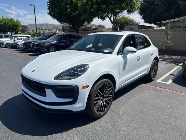 2025 Porsche Macan Base — photo 1 of 21