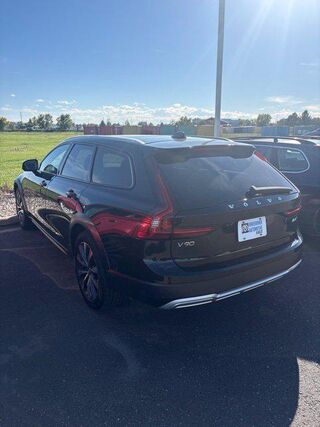 2025 Volvo V90 Cross Country B6 Plus — photo 1 of 4