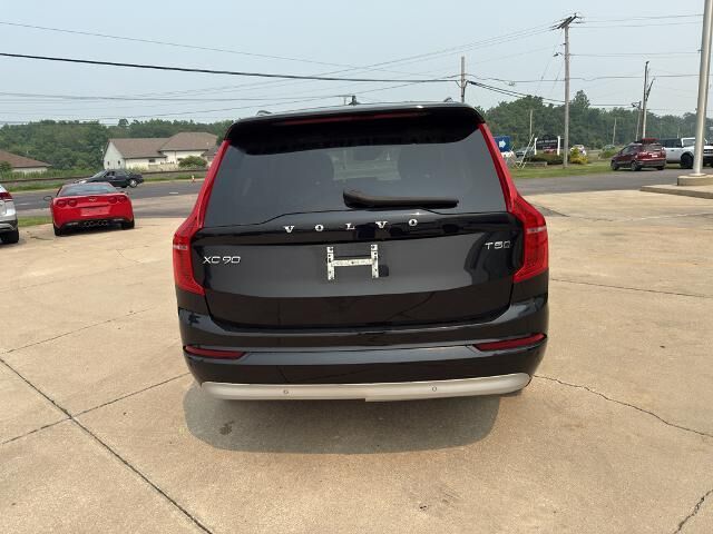 2022 Volvo XC90 T5 Momentum — photo 1 of 5