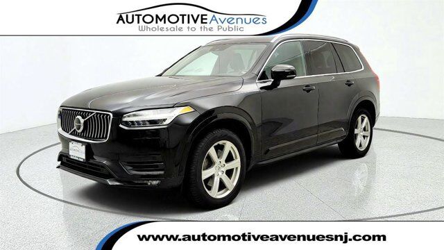 2022 Volvo XC90 Momentum — photo 1 of 13