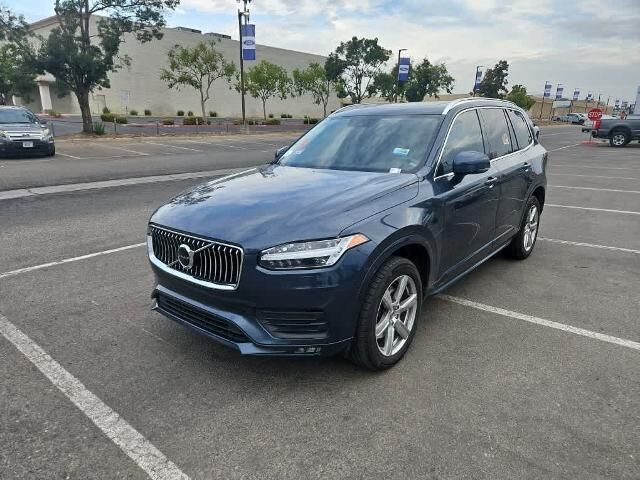 2022 Volvo XC90 T5 Momentum — photo 1 of 13