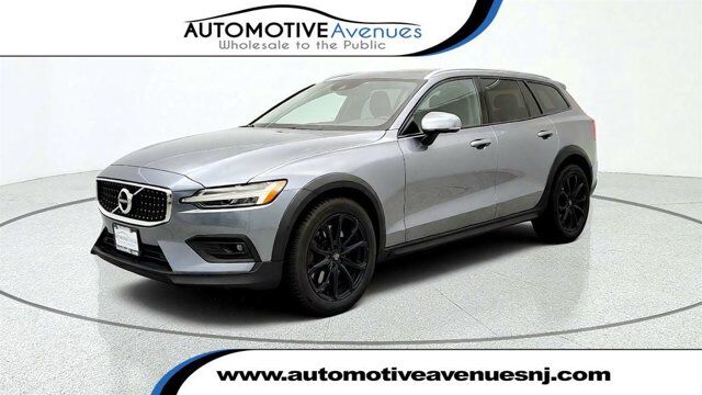 2021 Volvo V60 Cross Country T5 AWD w/ Climate Package &amp; 19'' Wheels