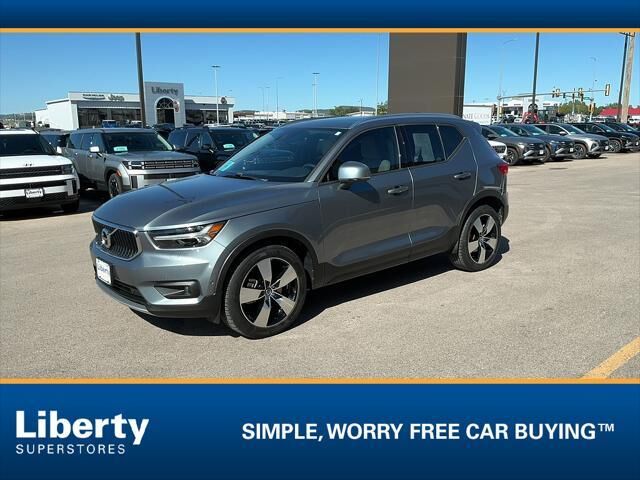 2019 Volvo XC40 T5 Momentum — photo 1 of 6