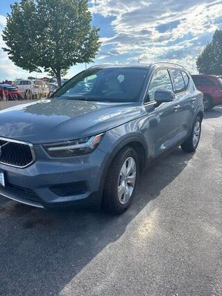 2020 Volvo XC40 T5 Momentum — photo 1 of 1