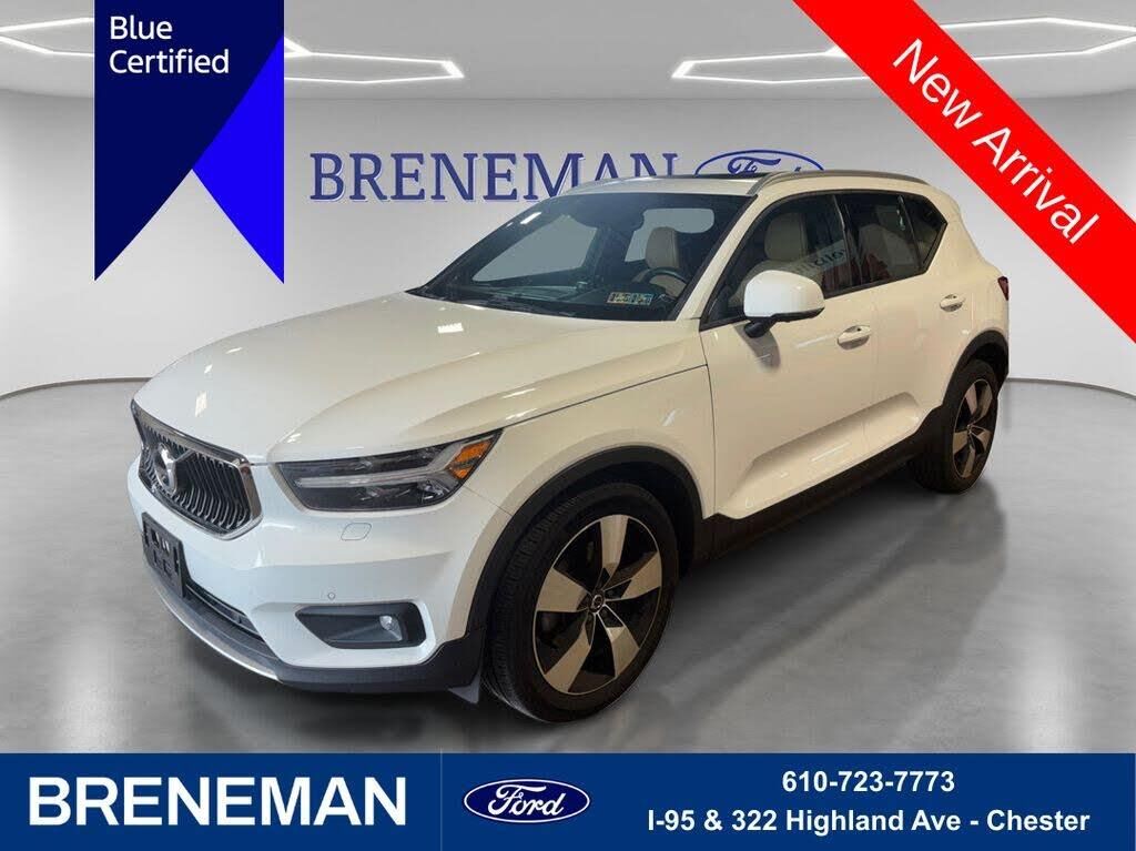 2020 Volvo XC40 T5 Momentum — photo 1 of 1