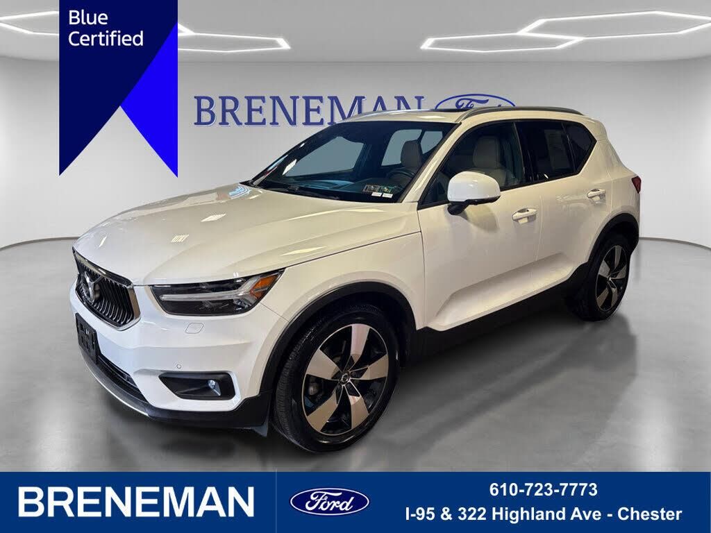 2020 Volvo XC40 T5 Momentum — photo 1 of 1