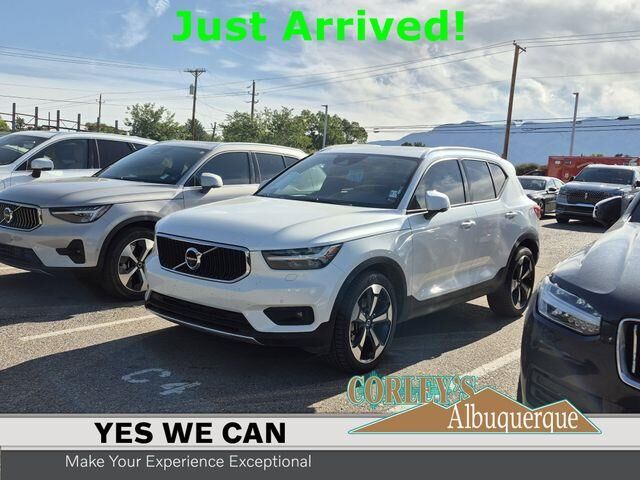2022 Volvo XC40 T5 Momentum