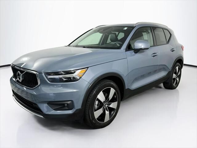 2022 Volvo XC40 T5 Momentum