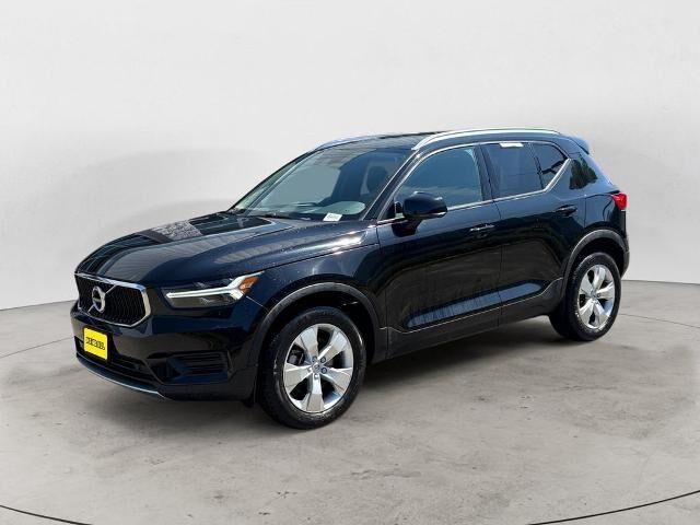 2022 Volvo XC40 T5 Momentum — photo 1 of 9