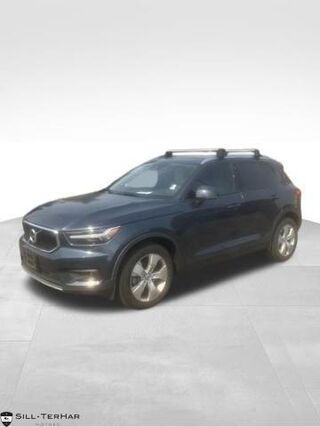 2021 Volvo XC40 T5 Momentum — photo 1 of 2