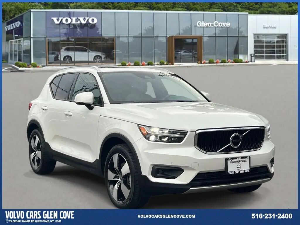 2021 Volvo XC40 T5 Momentum — photo 1 of 13