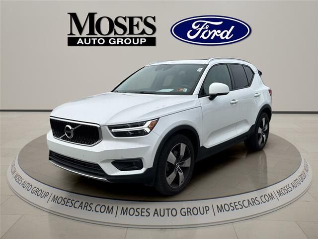 2021 Volvo XC40 T5 Momentum — photo 1 of 14