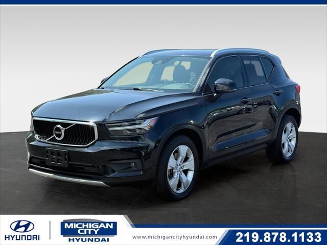 2021 Volvo XC40 T5 Momentum — photo 1 of 13